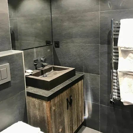 Studio Centre 캡슐호텔 메게브